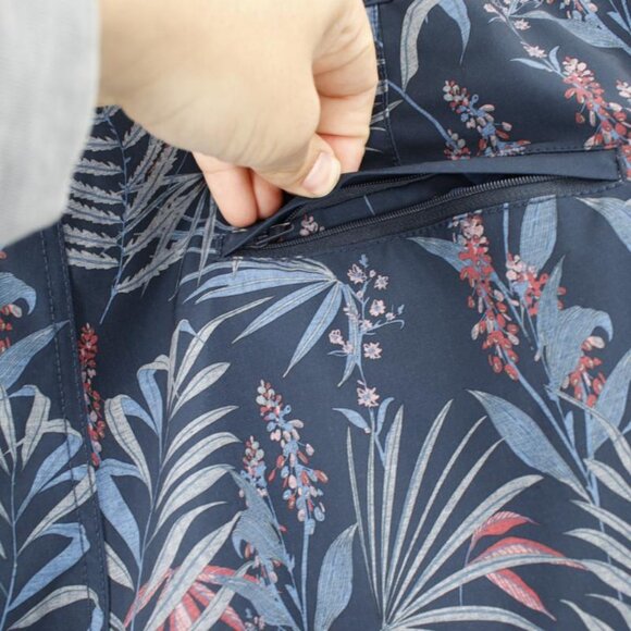 Travis mathew shorts Men's 34 8.5" Cool As A Coconut Boardshorts floral pockets - Picture 6 of 14